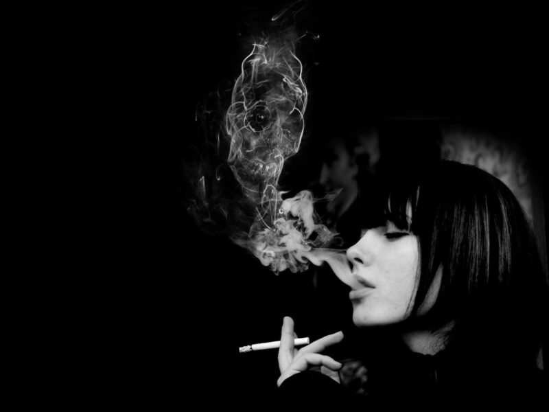 Hình ảnh boy cô đơn buồn hút thuốc lá đen trắng | VFO.VN