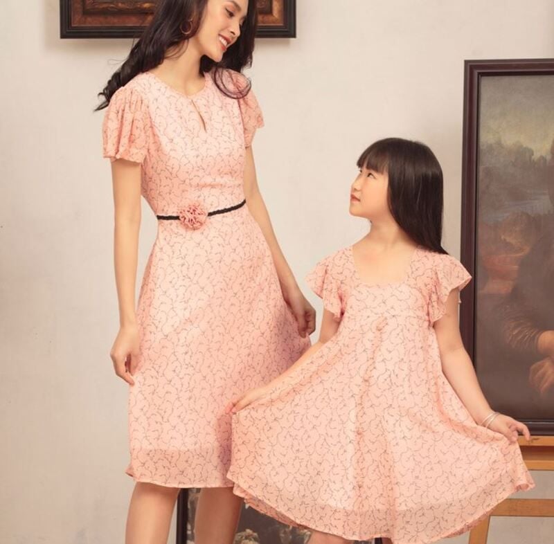 Các mẫu đầm váy thiết kế đẹp cho mẹ và bé gái siêu cute